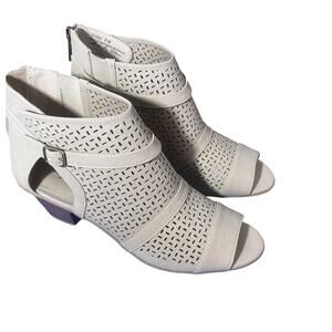 Easy Street Flex Sand Carrigan Size 8 NWB Peep Toe Booties Heel Zip Perforated